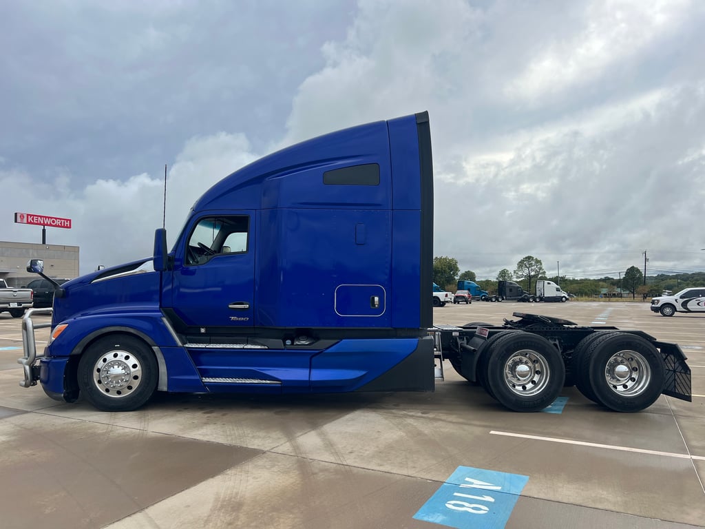 2023 Kenworth T680 in Fort Worth, TX — photo 5