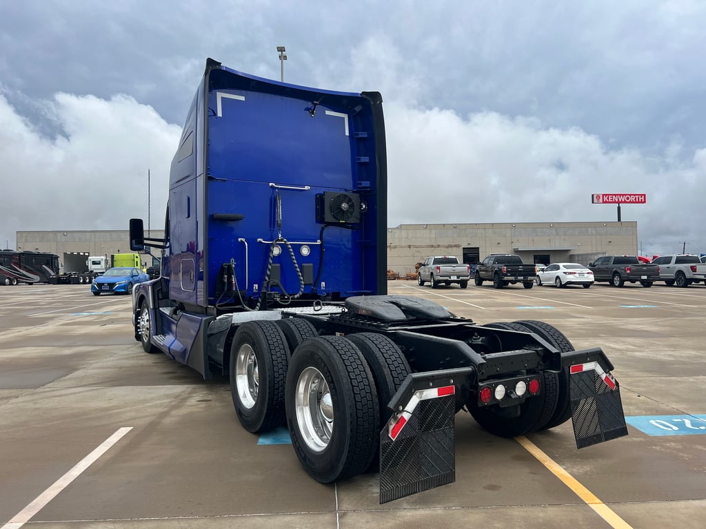 2023 Kenworth T680 in Fort Worth, TX — photo 4