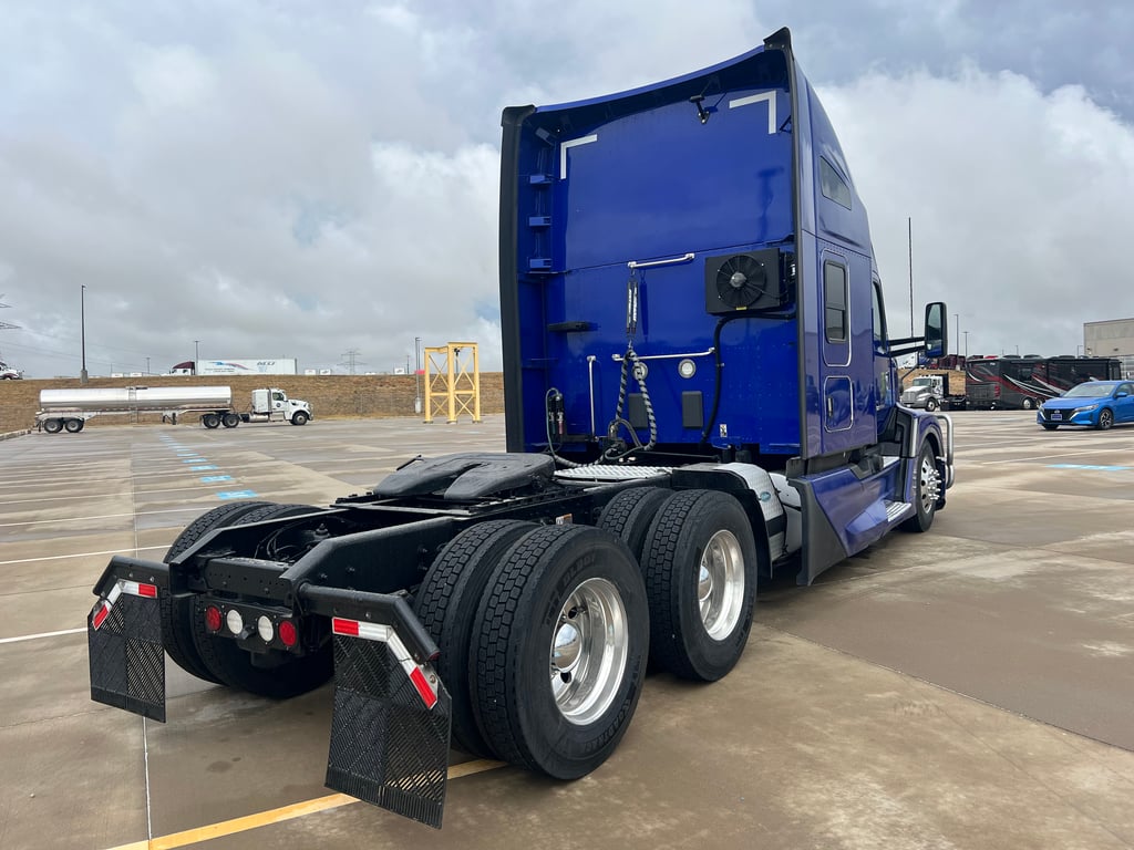 2023 Kenworth T680 in Fort Worth, TX — photo 3