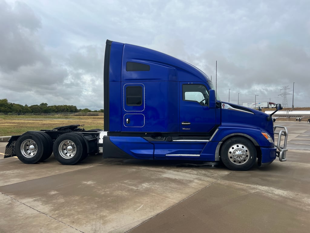 2023 Kenworth T680 in Fort Worth, TX — photo 2