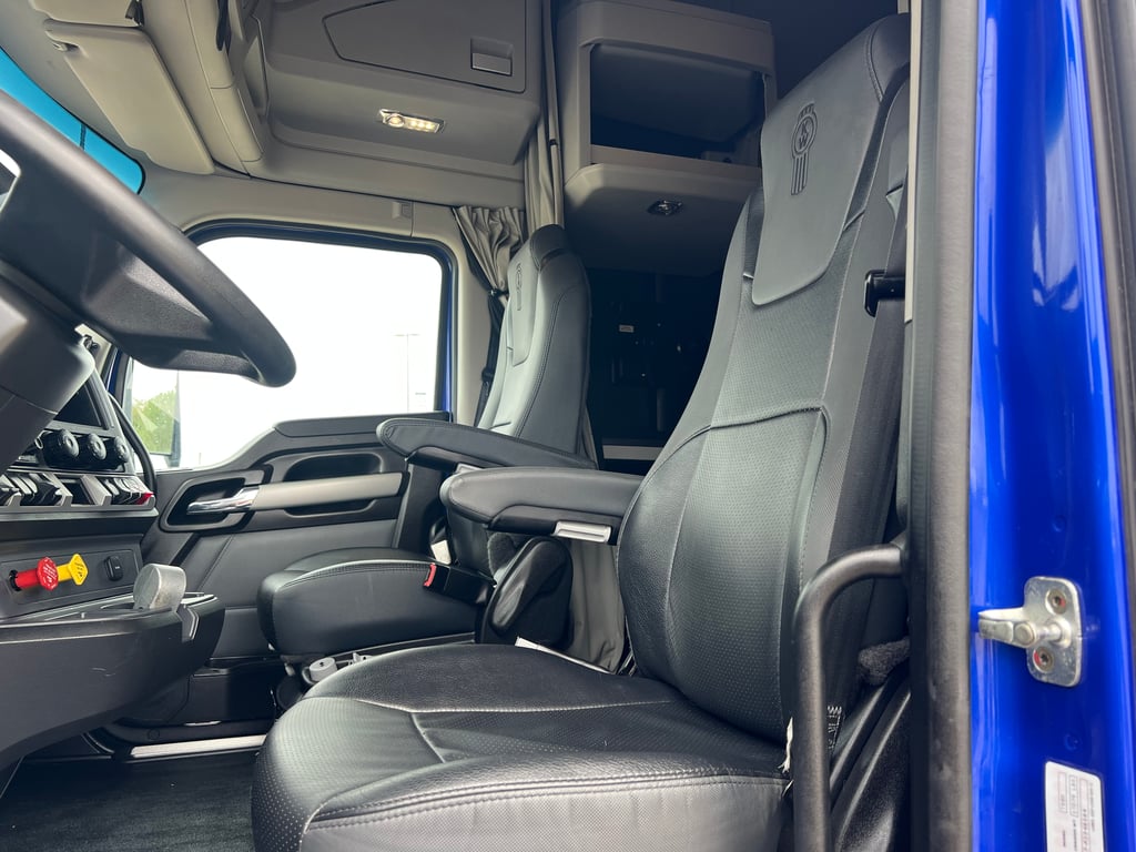 2023 Kenworth T680 in Fort Worth, TX — photo 8