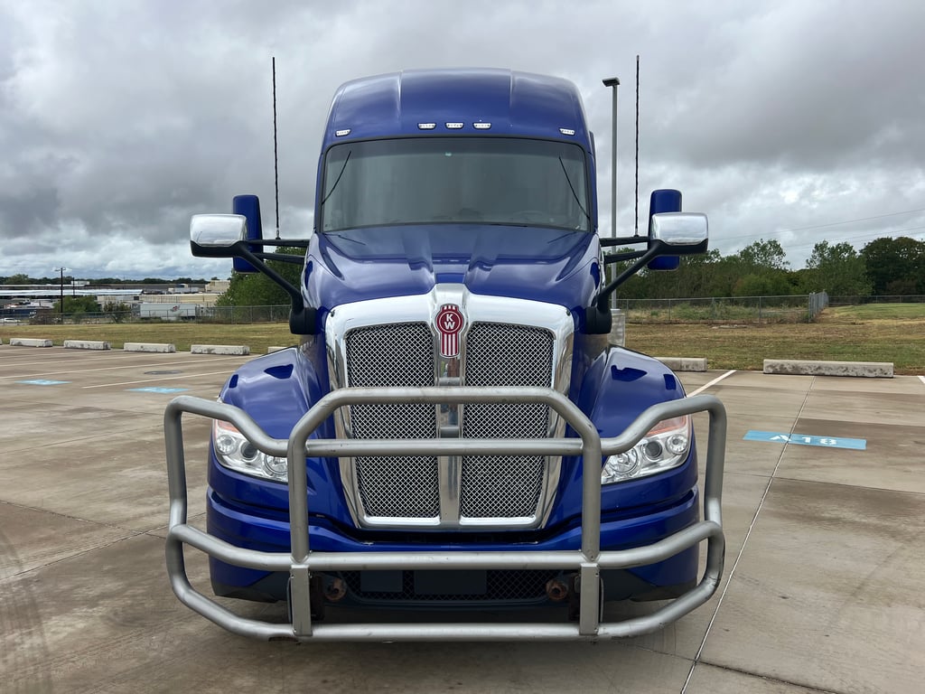2023 Kenworth T680 in Fort Worth, TX — photo 7