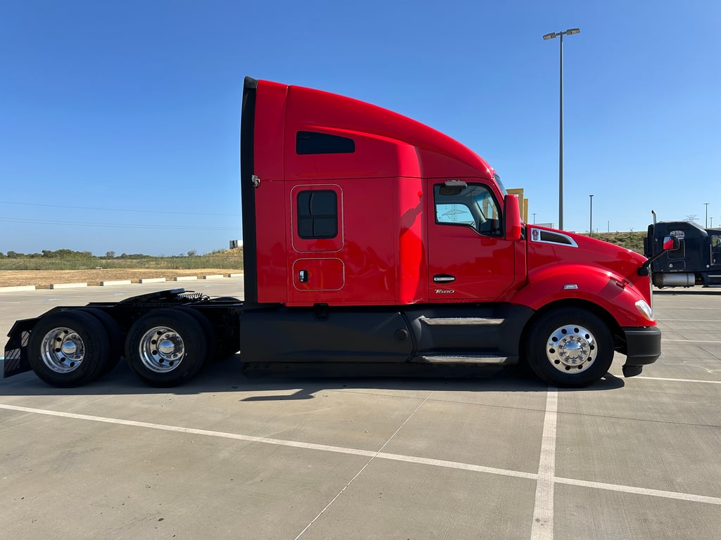 2022 Kenworth T680 in Fort Worth, TX — photo 2