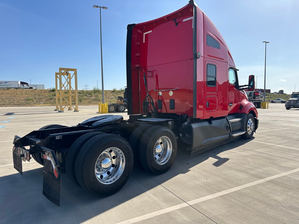 2022 Kenworth T680 in Fort Worth, TX — photo 3