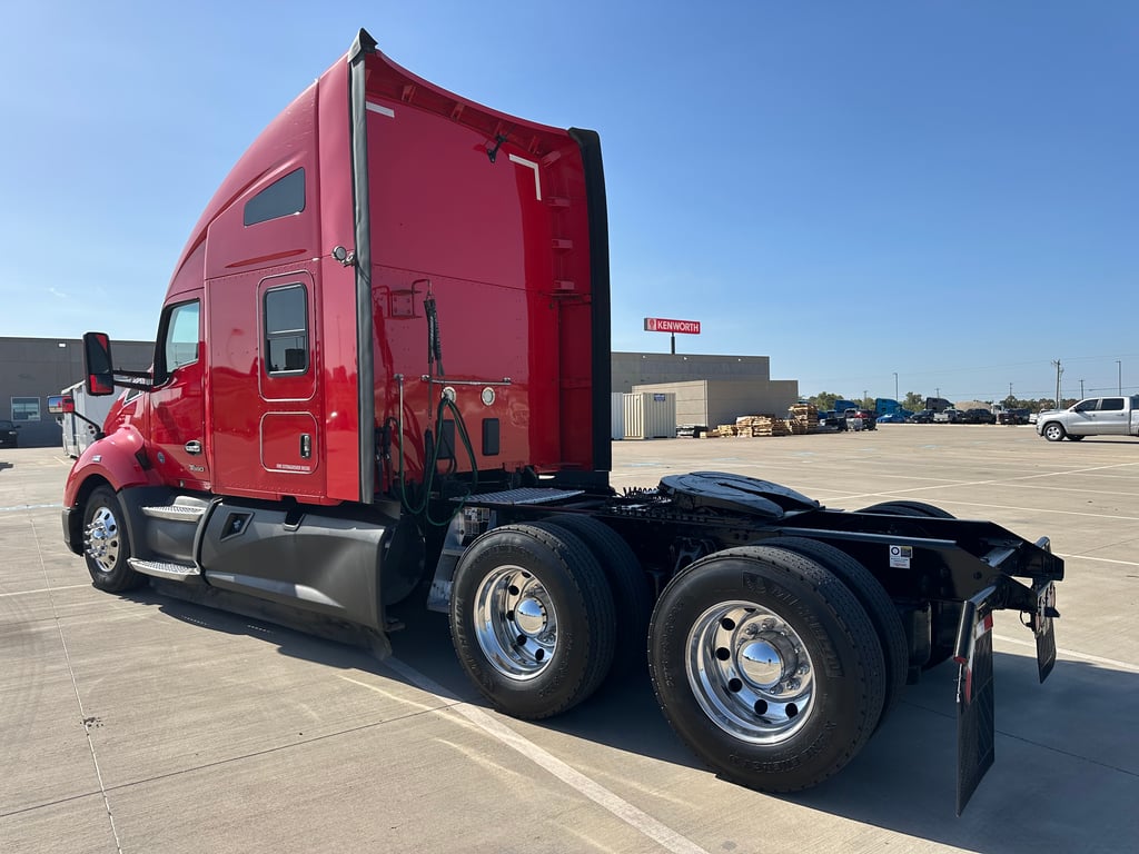 2022 Kenworth T680 in Fort Worth, TX — photo 5