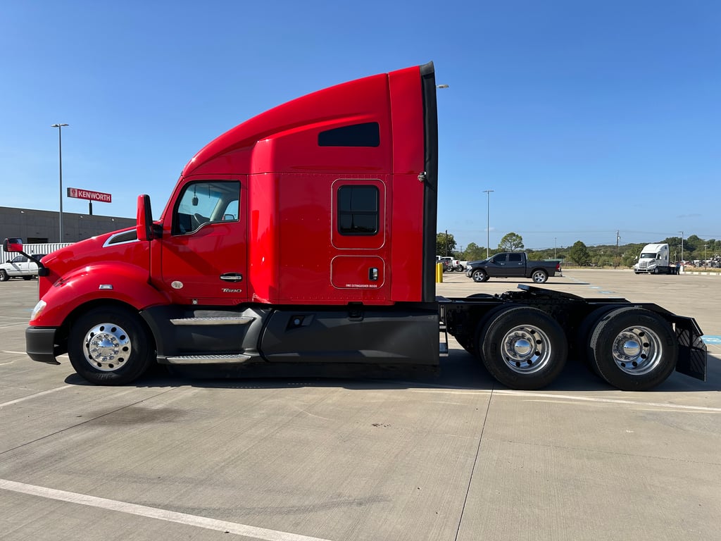 2022 Kenworth T680 in Fort Worth, TX — photo 6