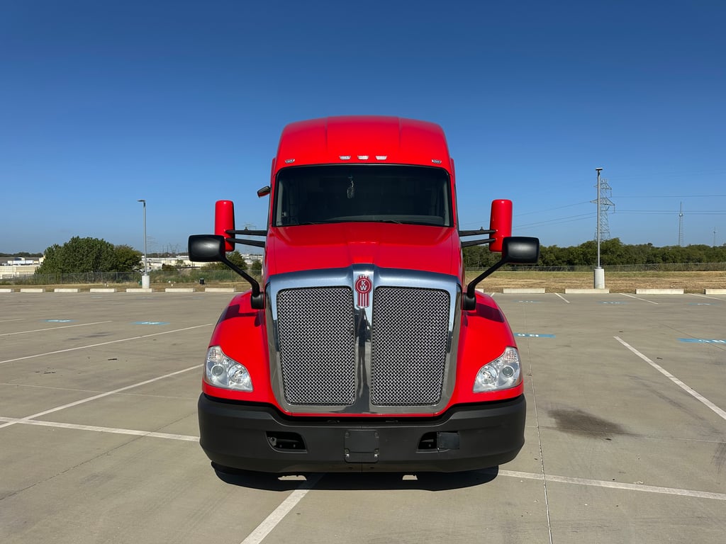 2022 Kenworth T680 in Fort Worth, TX — photo 8