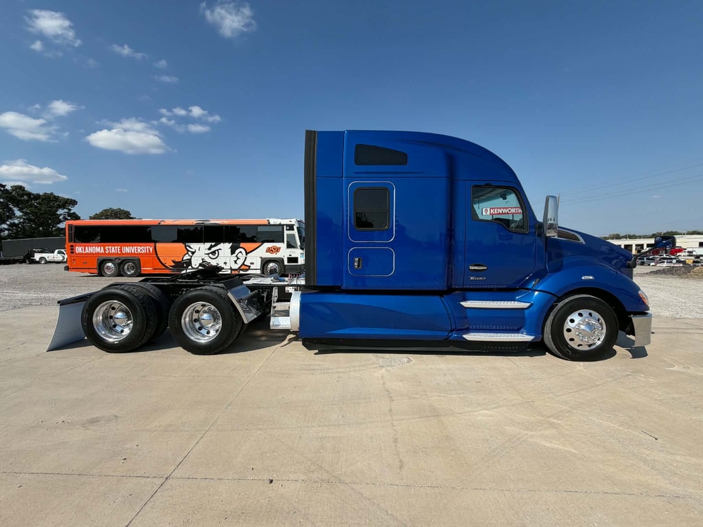 2022 Kenworth T680 in Tulsa, OK — photo 2