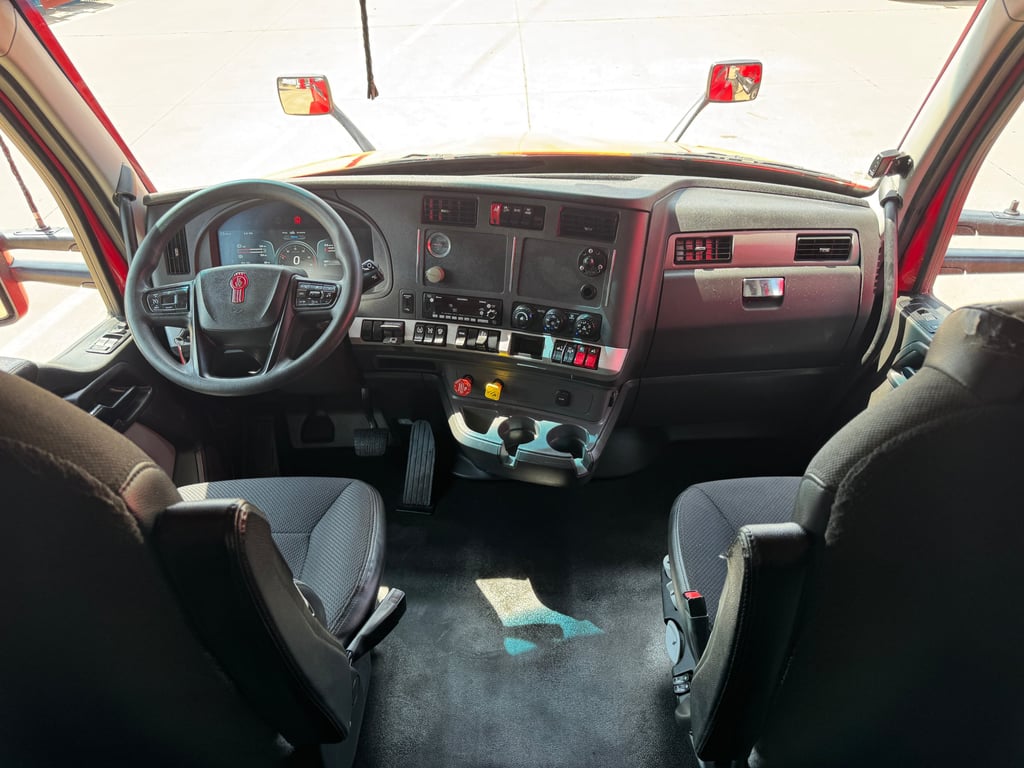 2023 Kenworth T680 in Dallas, TX — photo 3