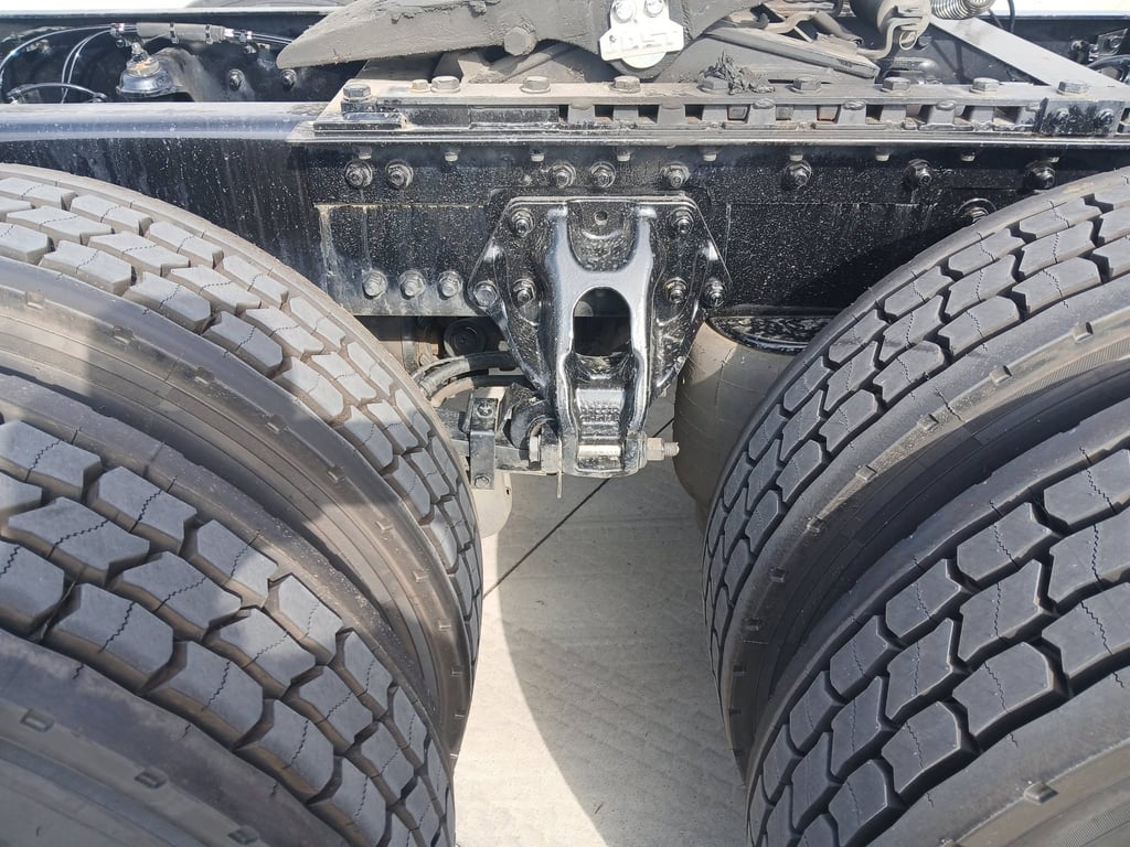 2023 Kenworth T680 in Cedar Rapids, IA — photo 4