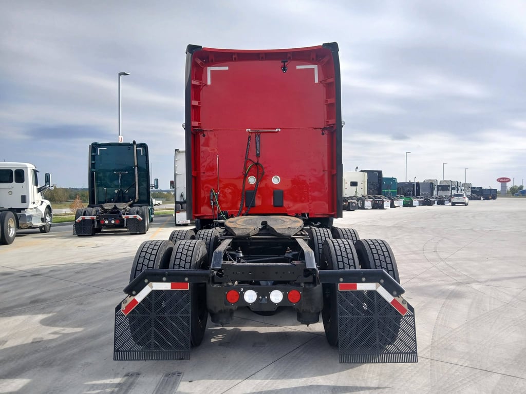 2023 Kenworth T680 in Cedar Rapids, IA — photo 5