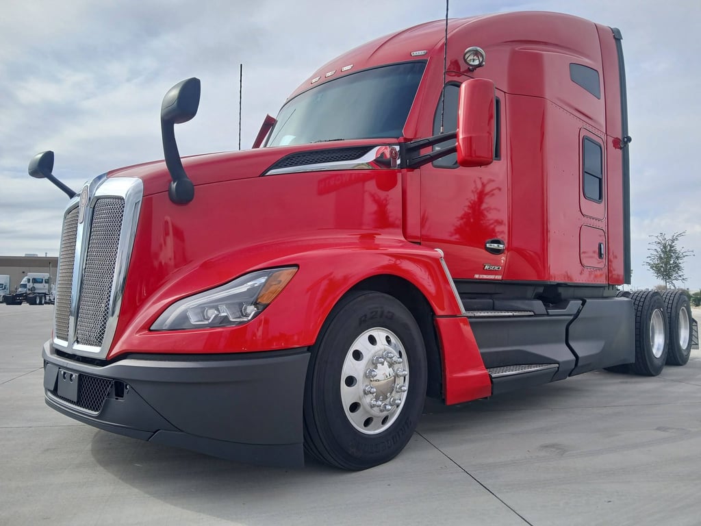 2023 Kenworth T680 in Cedar Rapids, IA — photo 2