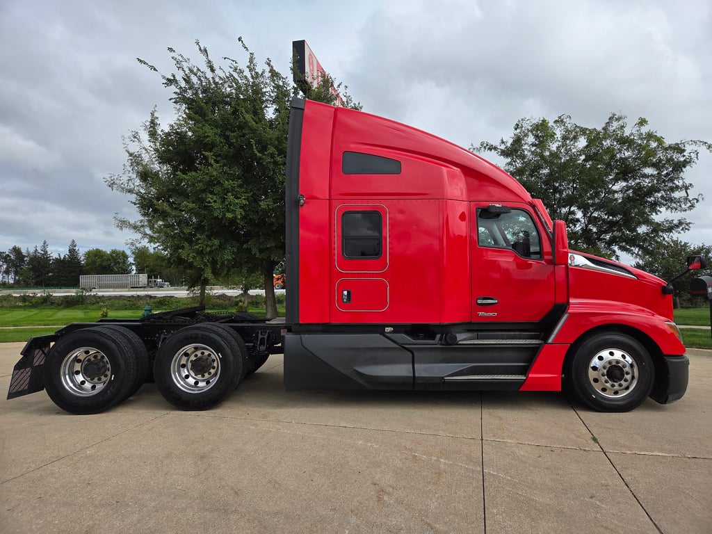 2023 Kenworth T680 in Cedar Rapids, IA — photo 7