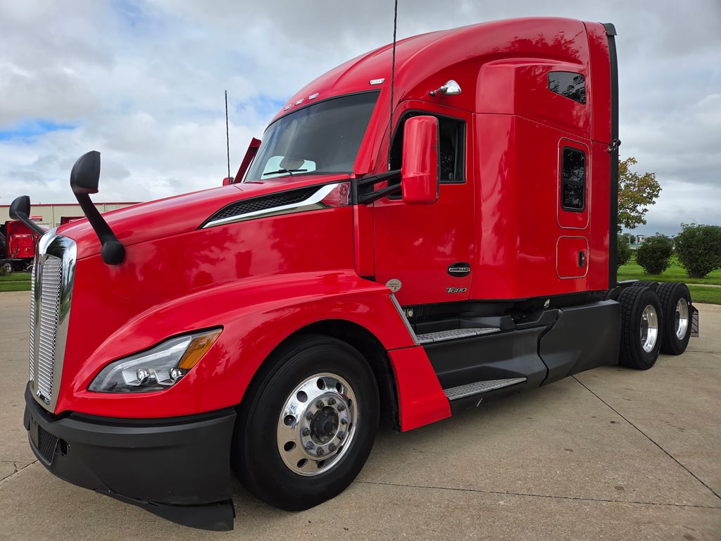 2023 Kenworth T680 in Cedar Rapids, IA — photo 2