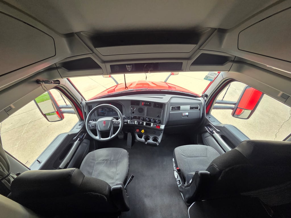 2023 Kenworth T680 in Cedar Rapids, IA — photo 3