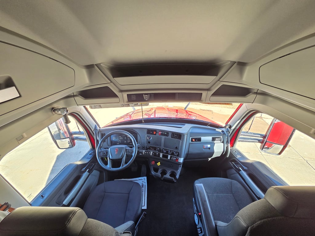 2024 Kenworth T680 in Cedar Rapids, IA — photo 4
