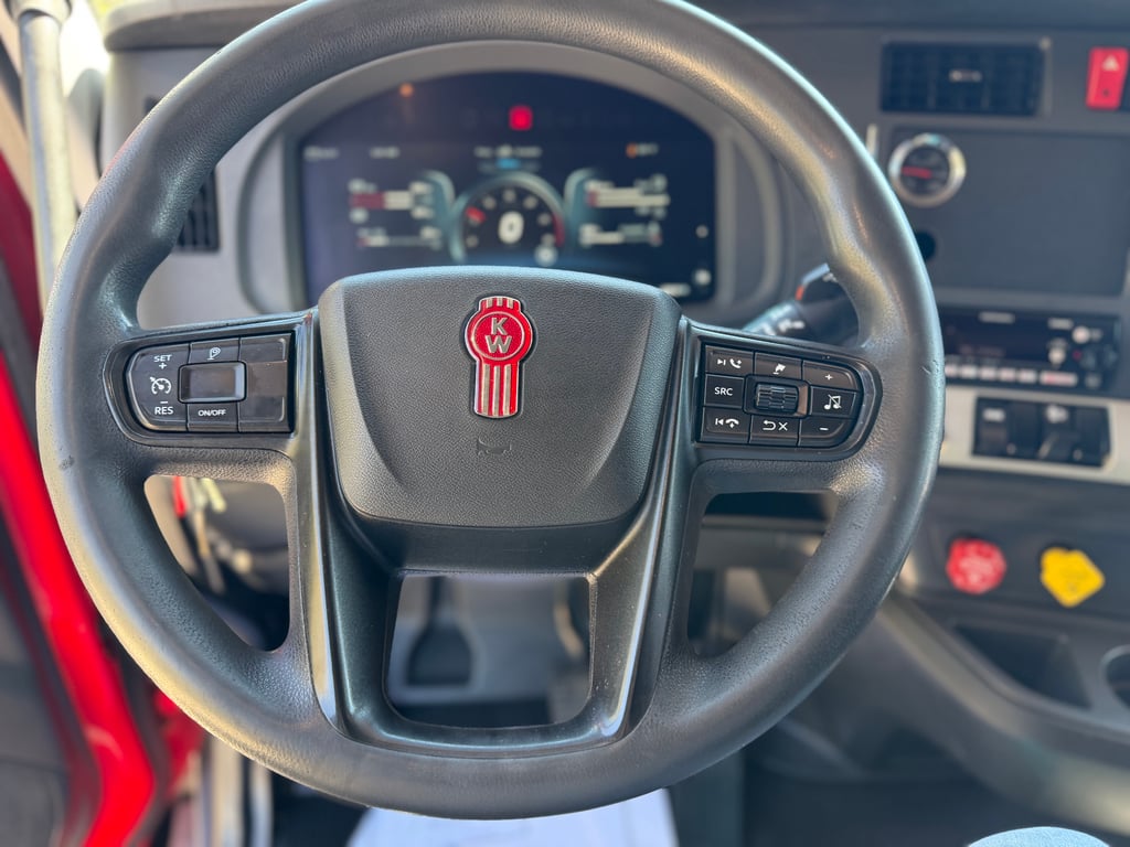 2024 Kenworth T680 in Fort Worth, TX — photo 3