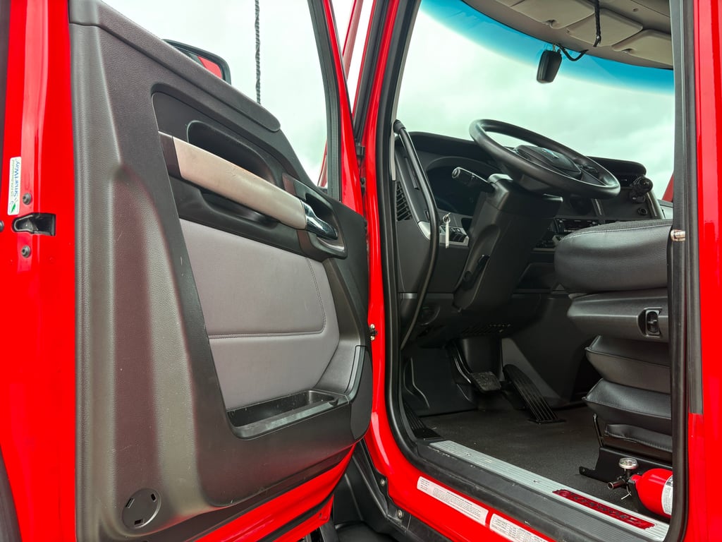2024 Kenworth T680 in Oklahoma City, OK — photo 3