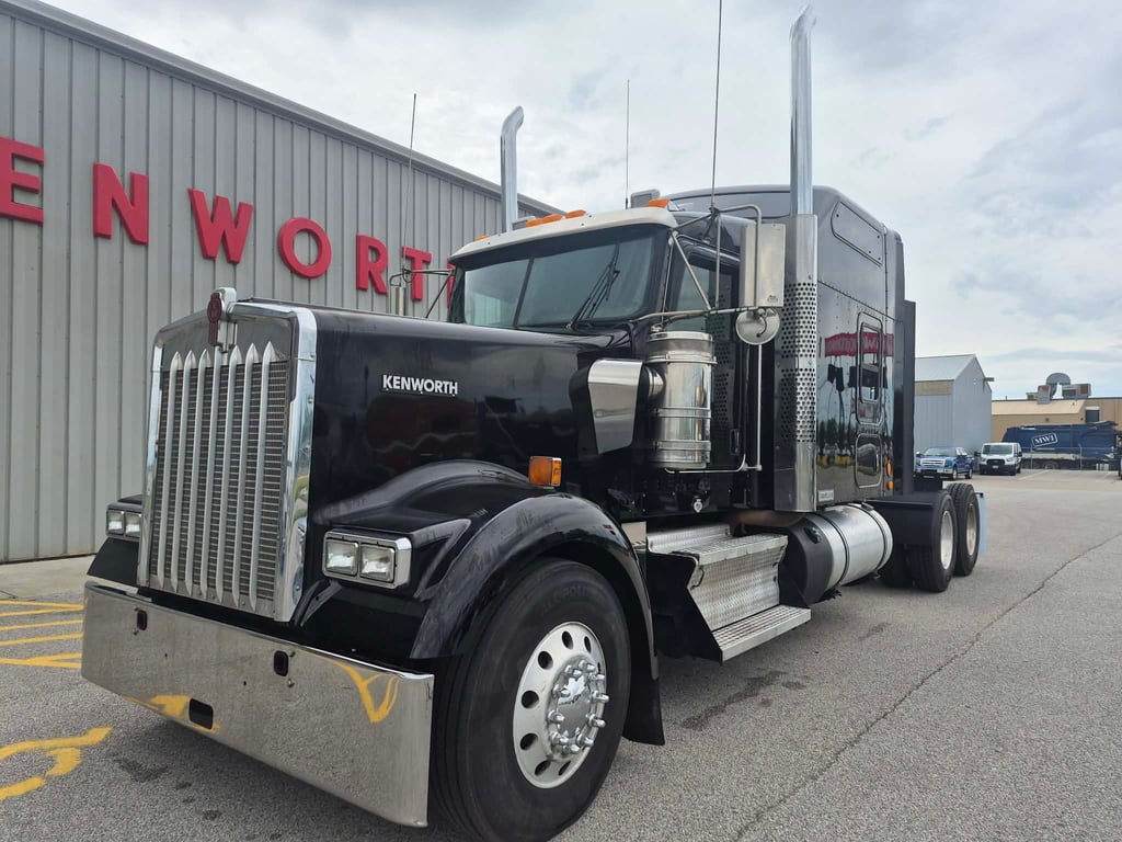 2022 Kenworth W900 in Quad Cities — photo 2