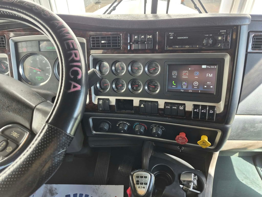 2022 Kenworth W900 in Quad Cities — photo 7