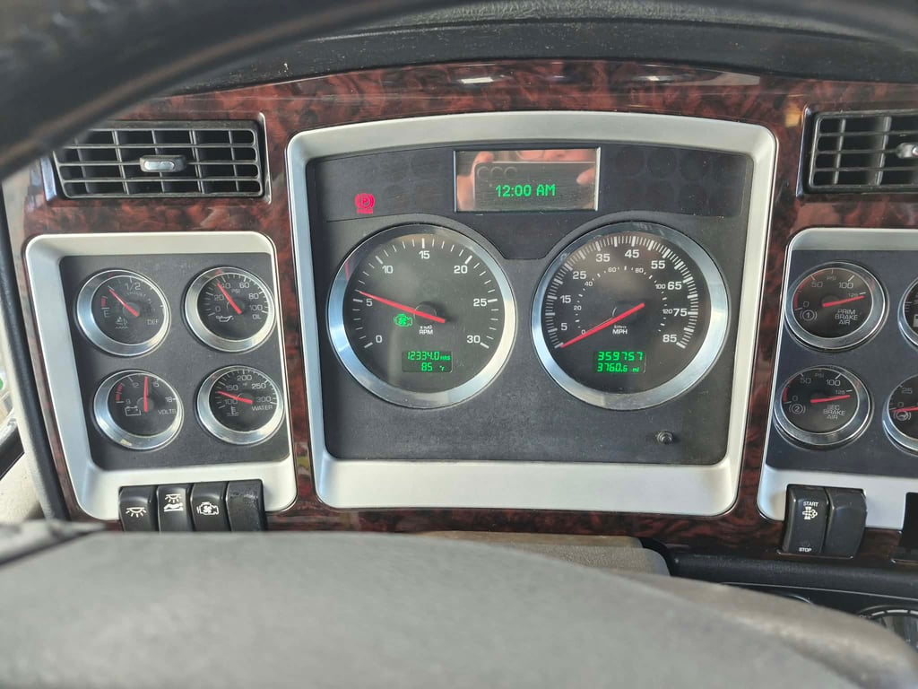 2022 Kenworth W900 in Quad Cities — photo 8