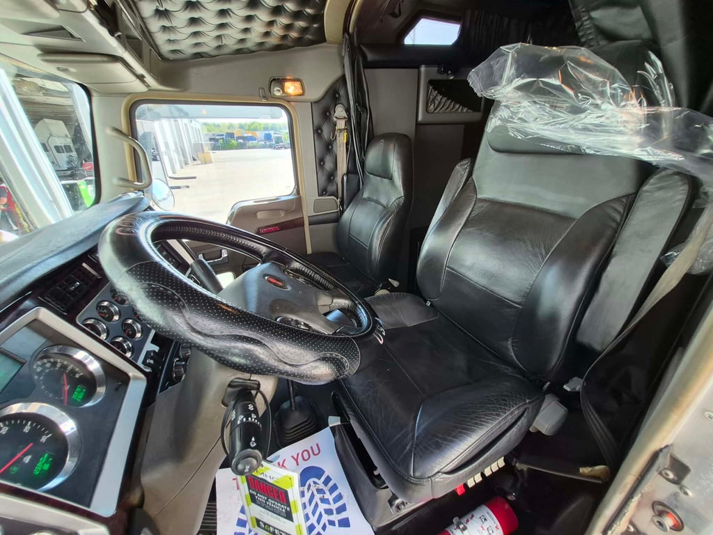 2022 Kenworth W900 in Quad Cities — photo 3