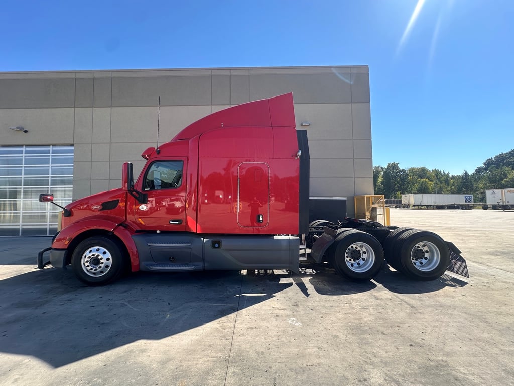 2021 Peterbilt 579 in Charlotte — photo 2