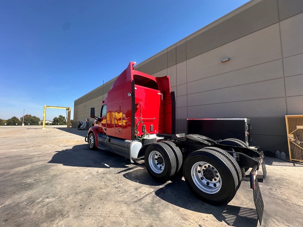 2021 Peterbilt 579 in Charlotte — photo 3