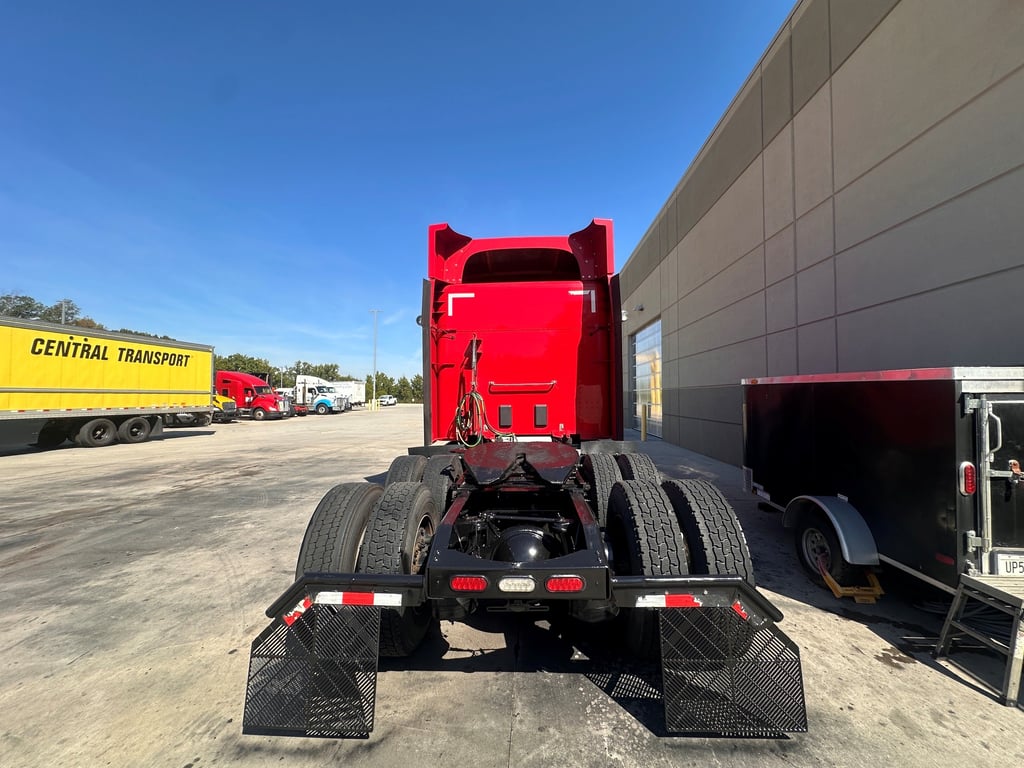 2021 Peterbilt 579 in Charlotte — photo 4