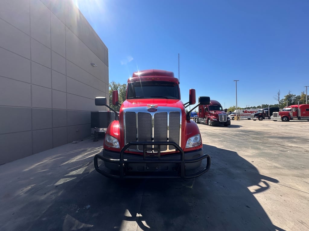2021 Peterbilt 579 in Charlotte — photo 6