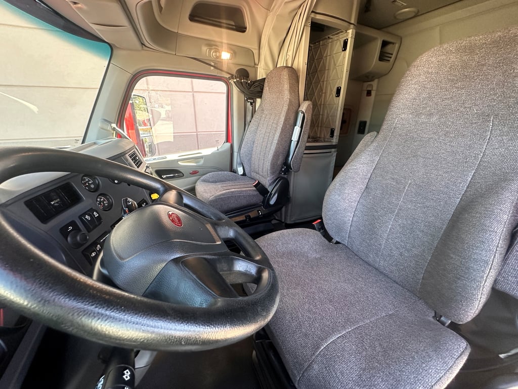 2021 Peterbilt 579 in Charlotte — photo 8