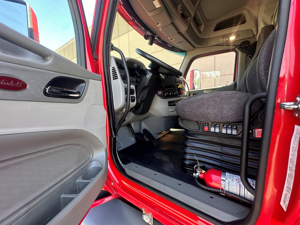 2021 Peterbilt 579 in Charlotte — photo 7