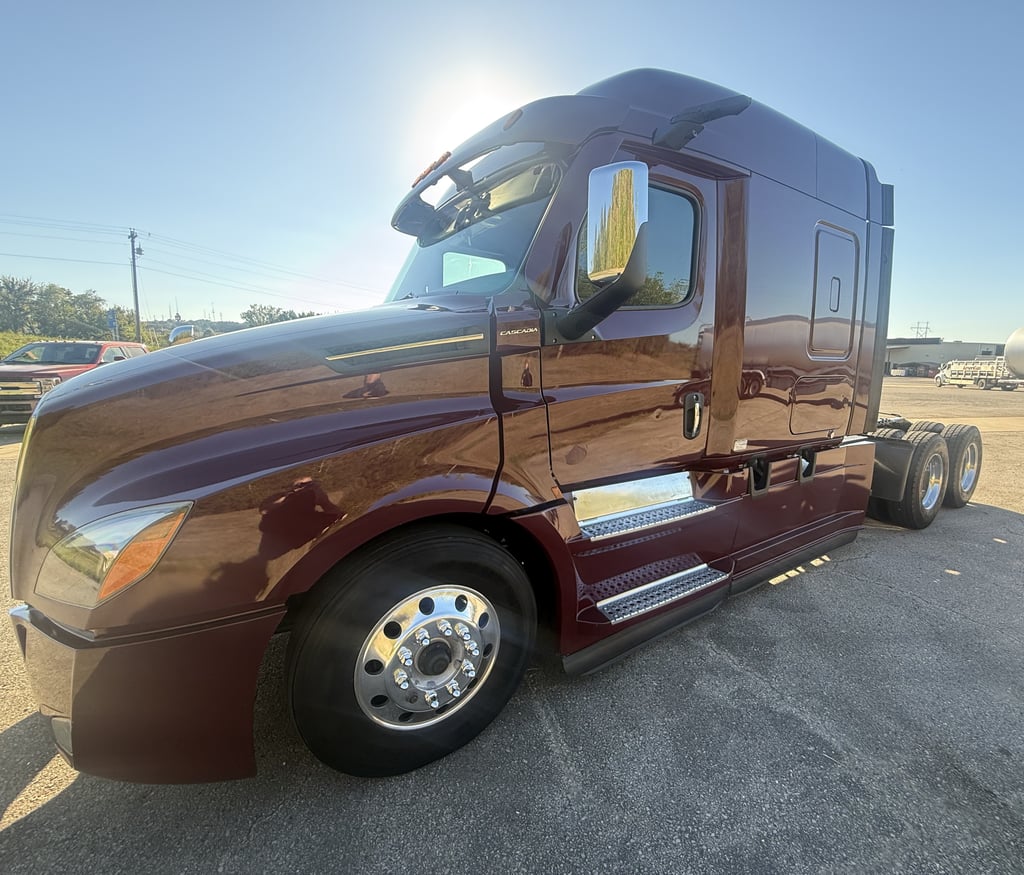 2021 Freightliner in Van Buren, AR — photo 2