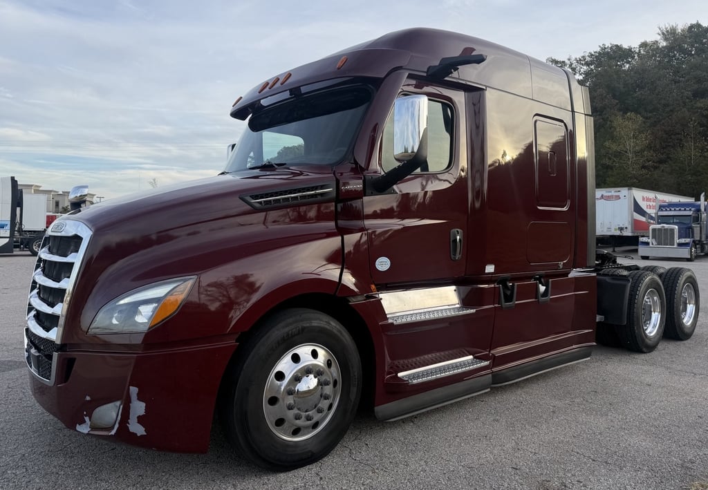 2021 Freightliner in Van Buren, AR — photo 2