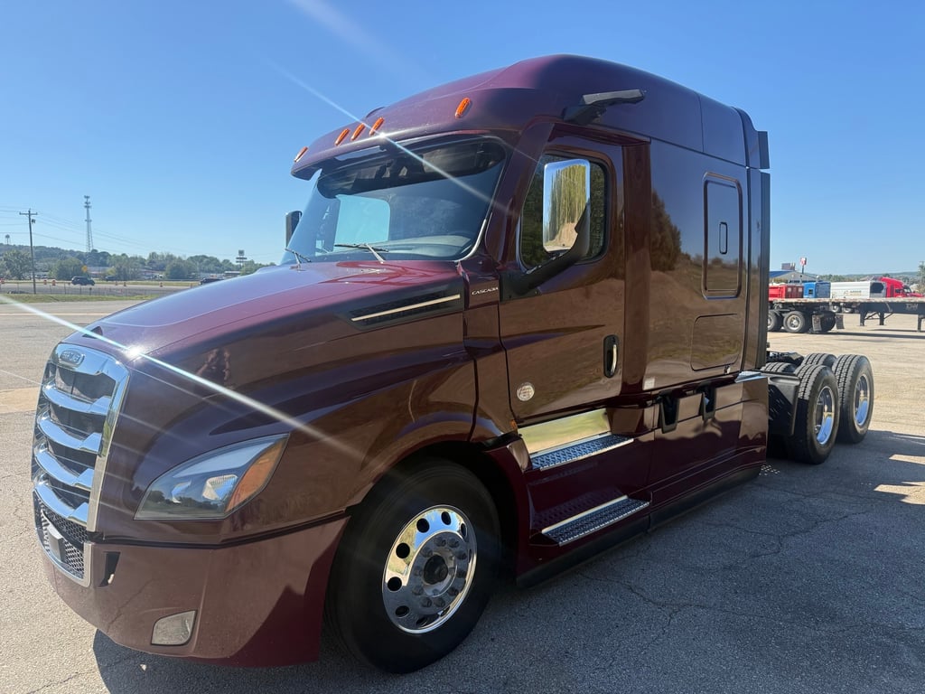 2021 Freightliner in Van Buren, AR — photo 2
