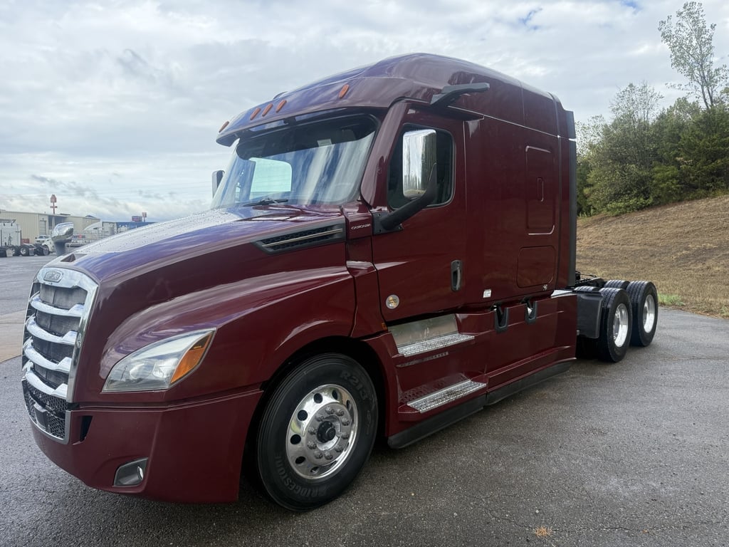 2021 Freightliner in Van Buren, AR — photo 2