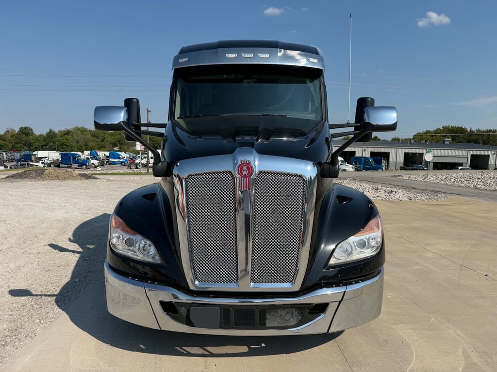 2023 Kenworth T680 in Tulsa, OK — photo 6