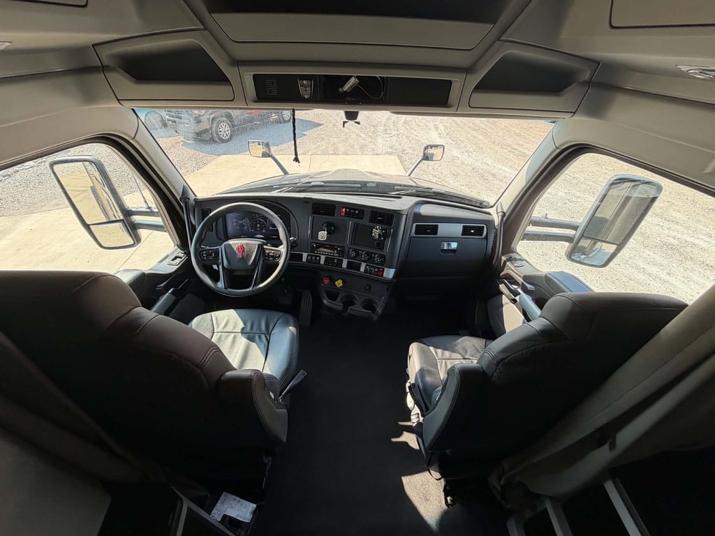 2023 Kenworth T680 in Tulsa, OK — photo 3