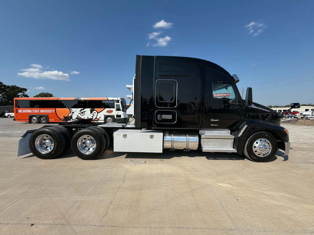 2023 Kenworth T680 in Tulsa, OK — photo 2