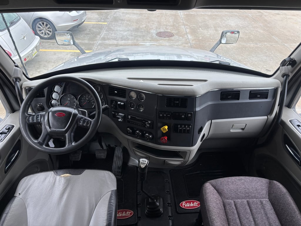 2020 Peterbilt 579 in Omaha, NE — photo 3