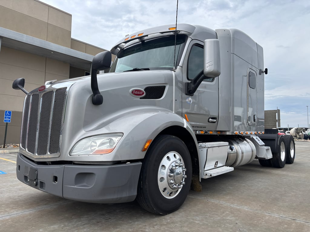 2020 Peterbilt 579 in Omaha, NE — photo 2
