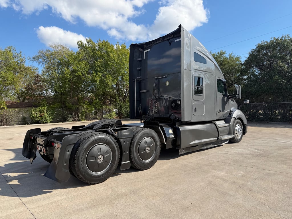 2022 Kenworth T680 in Fort Worth, TX — photo 7