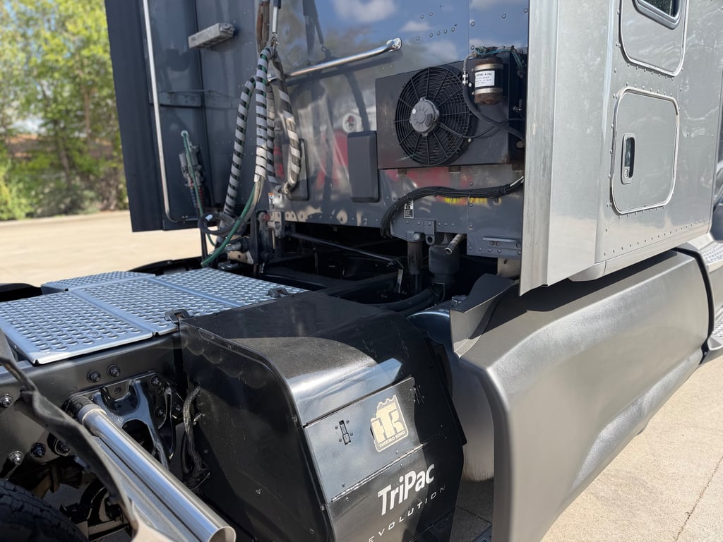 2022 Kenworth T680 in Fort Worth, TX — photo 8