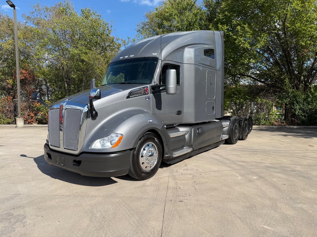 2022 Kenworth T680 in Fort Worth, TX — photo 2