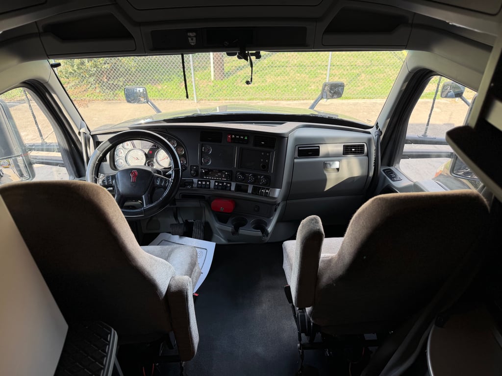 2022 Kenworth T680 in Fort Worth, TX — photo 3