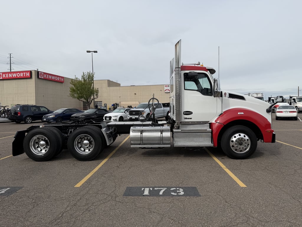 2023 Kenworth T880 in Denver, CO — photo 2