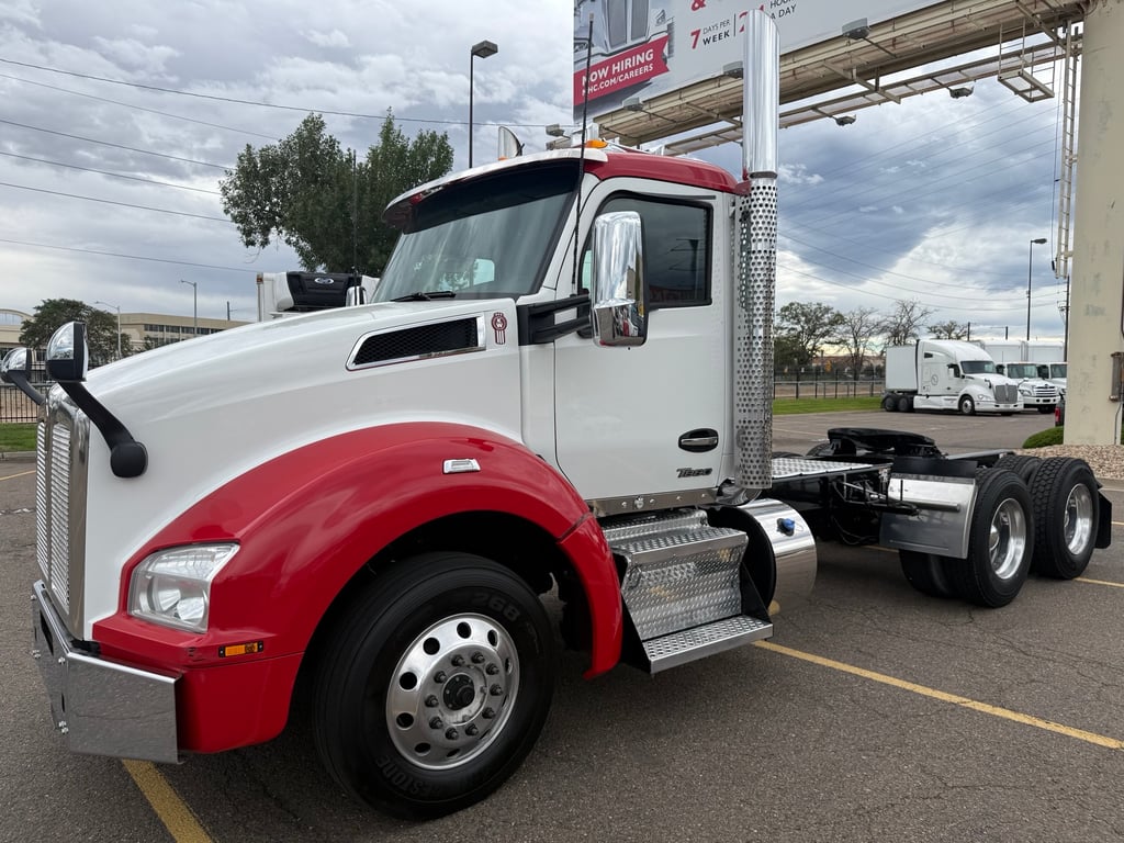2023 Kenworth T880 in Denver, CO — photo 2