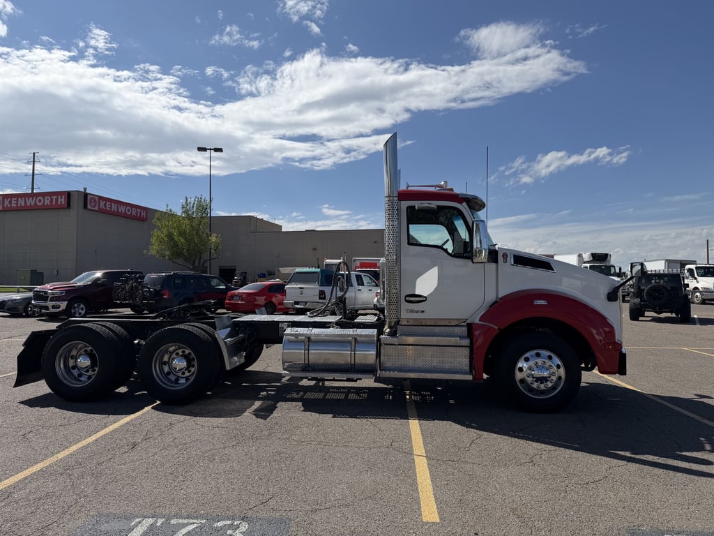 2023 Kenworth T880 in Denver, CO — photo 2