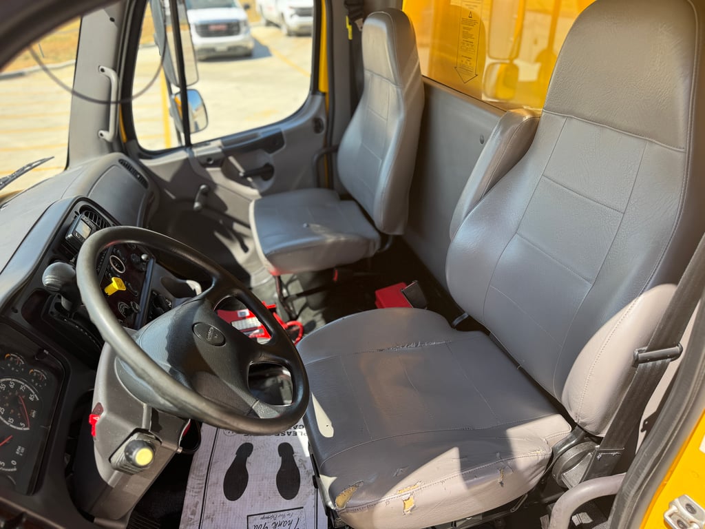 2022 Freightliner M2 106 in Denton — photo 3