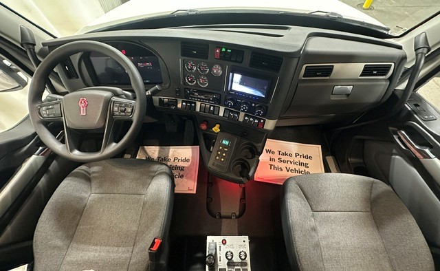 2027 Kenworth T880 in Charlotte — photo 2